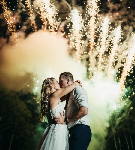 Paar ilutulestiku taustal suudlemas