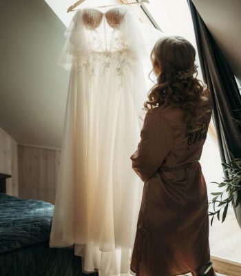 Pruut vaatab oma pulmakleiti