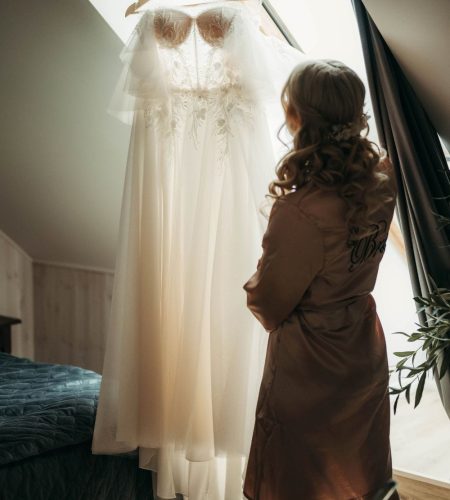 Pruut vaatab oma pulmakleiti