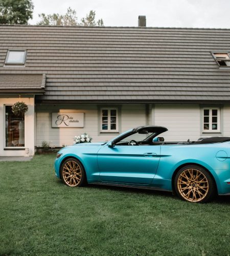 Pulmaauto rehetalu maja ees murul